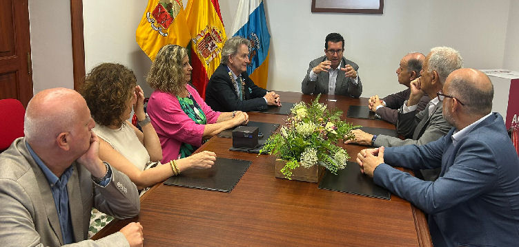 Imagen de El Ayuntamiento de Arucas recibe al Club Rotary España, aco