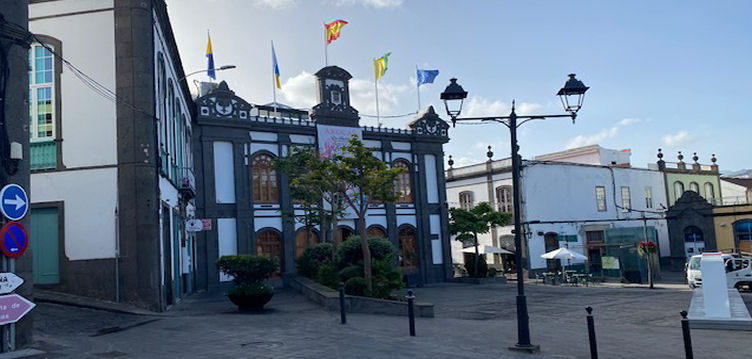 La concejalía de Alumbrado instala un nuevo sistema de iluminaria en las farolas de la Plaza de La Constitución
