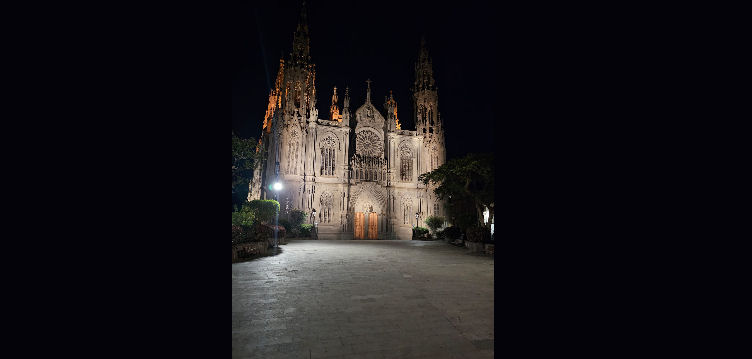 Imagen de Fachadas doradas en Arucas por el Día...