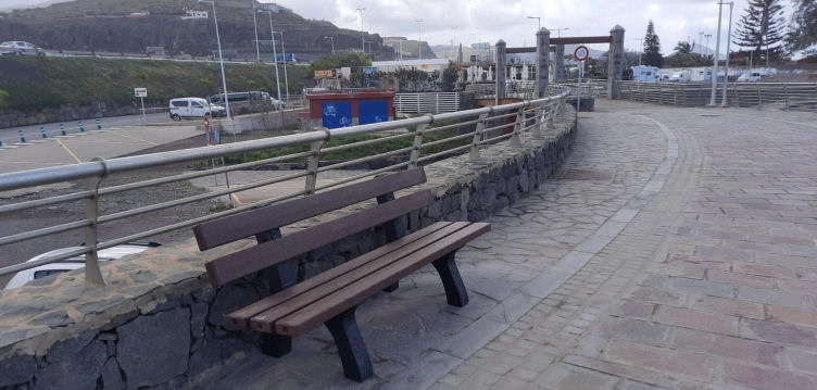 El Ayuntamiento de Arucas sustituye el mobiliario urbano de la Avenida de  Los Charcones